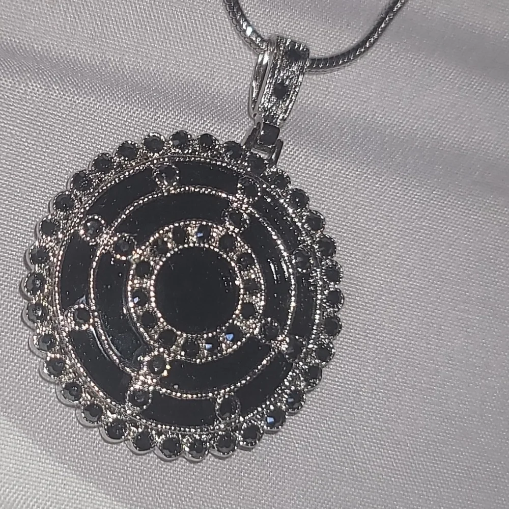 BEAUTIFUL New medallion necklace black crystal by Simply You. Silver Black - Picture 5 of 7